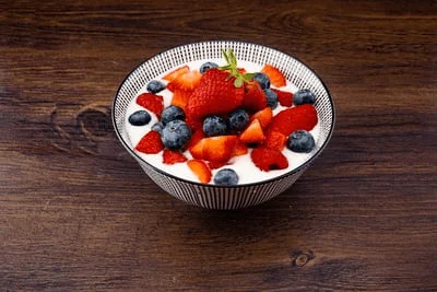 healthy pre-workout meal of yogurt and berries