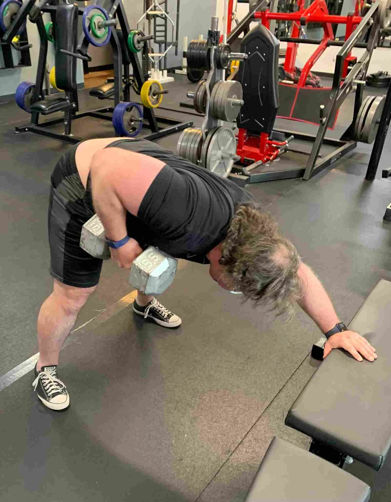 client highlight performing a single arm dumbbell row