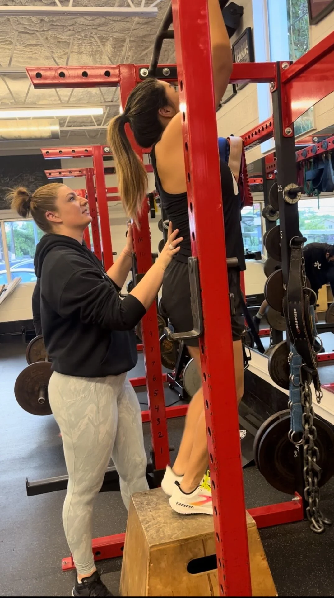 Personal trainer Sianna coaching pull ups